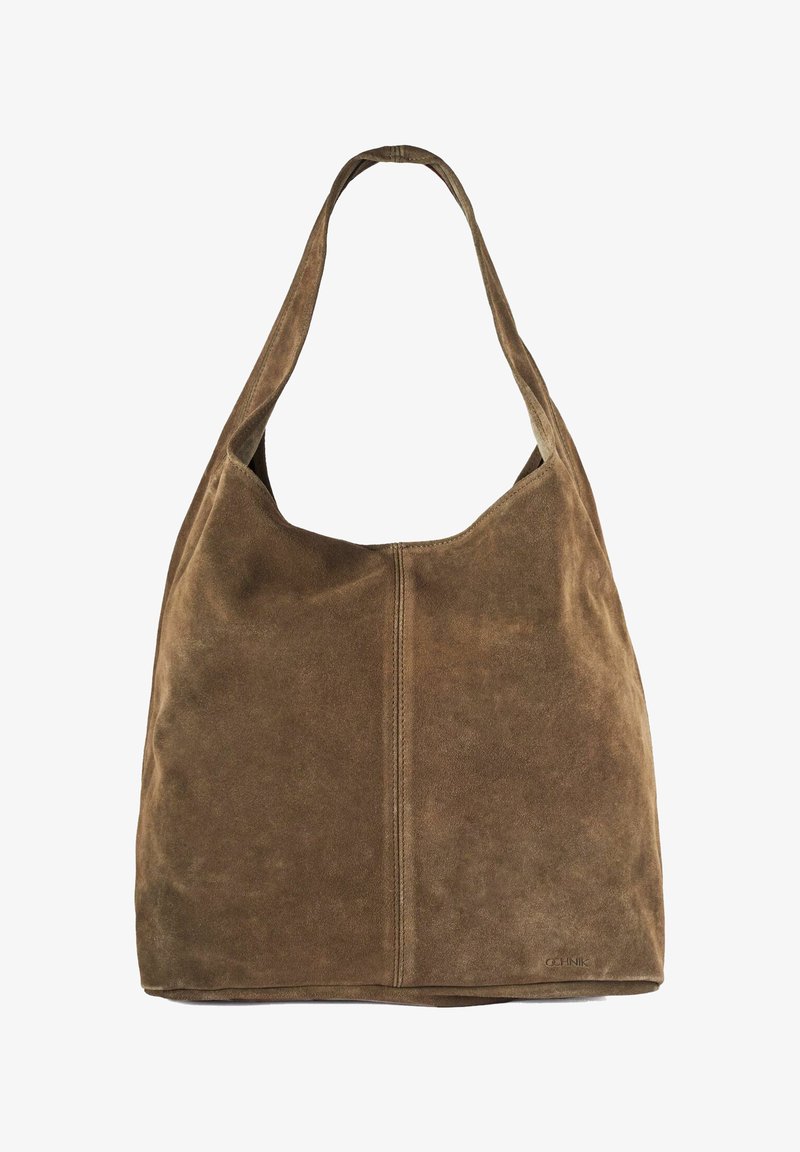 Brązowa skórzana torba na ramię z szerokim paskiem i prostym pionowym przeszyciem, oznaczona marką "OCHNIK" w prawym dolnym rogu.