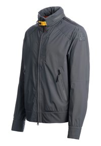 Graue Outdoor-Jacke mit hohem Kragen, Reißverschlusstaschen und elastischen Bündchen. Mit gelben Akzenten am Kragen und Logo auf der Schulter.