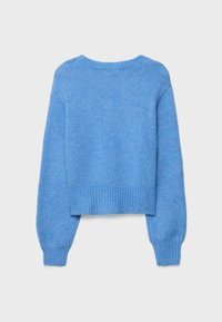 Hellblauer Strickpullover mit langen Ärmeln, rundem Ausschnitt und geripptem Saum. Weiche Textur mit kurzem Schnitt.