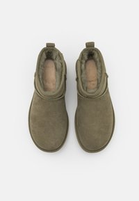 UGG CLASSIC ULTRA MINI - Botas de inverno - burnt olive