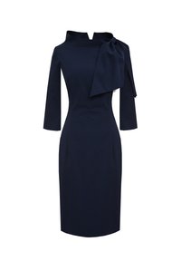 Granatowa dopasowana sukienka z wysokim kołnierzem, rękawami o długości trzech ćwierci i dużą kokardą na jednym ramieniu. Gładki materiał o eleganckim kroju.
