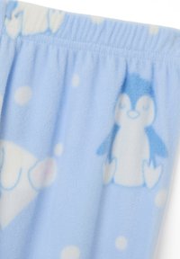 Fleece-Stoff in hellblau mit weißen Punkten. Mit Pinguin- und Wolkenmotiven. Dehnbund für Komfort. Weiche Textur.