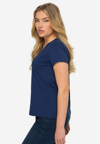 LAURASØN KLEINER KNOTEN V-AUSSCHNITT HALBARM - Camiseta básica - medium blue
