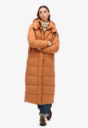 Manteau long et rembourré de couleur orange chaud, doté d'une capuche, d'une fermeture éclair à l'avant, de poches latérales et de poignets côtelés. Tissu texturé avec un motif matelassé horizontal.