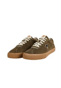 Sneaker scamosciati verde scuro con lacci bianchi, dettagli cuciti e suole in gomma marrone. Presentano una patch con il logo sulla linguetta.