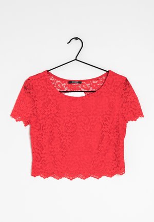 Rode kanten cropped top met korte mouwen, een gegolfde zoom en een bloemenpatroon. Ontworpen met een ronde halslijn en een ophanglus voor presentatie.