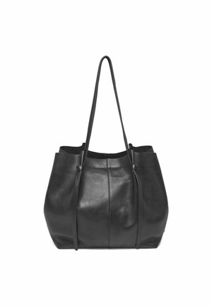 Borsa a tote nera in pelle con due lunghe maniglie, dalla consistenza morbida e design a collo aperto. Presenta cuciture sottili e una base arrotondata.