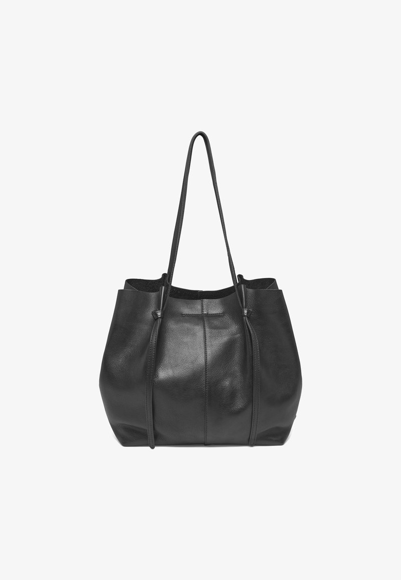 Fekete bőr tote táska két hosszú fogantyúval, puha tapintással és nyitott tetejű kialakítással. Finom varrás és lekerekített alj jellemzi.
