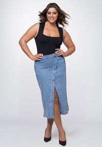 Zwarte bodysuit met vierkante halslijn, gecombineerd met een lichtblauwe denim midi rok met een split aan de voorkant en nette stikdetails.