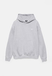 Sweat à capuche gris clair avec poche avant et petit logo blanc sur la poitrine gauche, présenté sur fond uni.