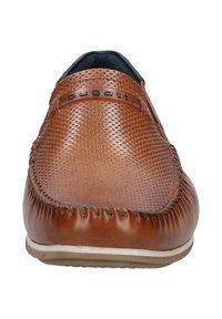 Braune Leder-Slipper mit durchlochten Design, abgerundeter Spitze und kontrastierender Naht. Verfügt über ein Markenlabel an der Oberseite.