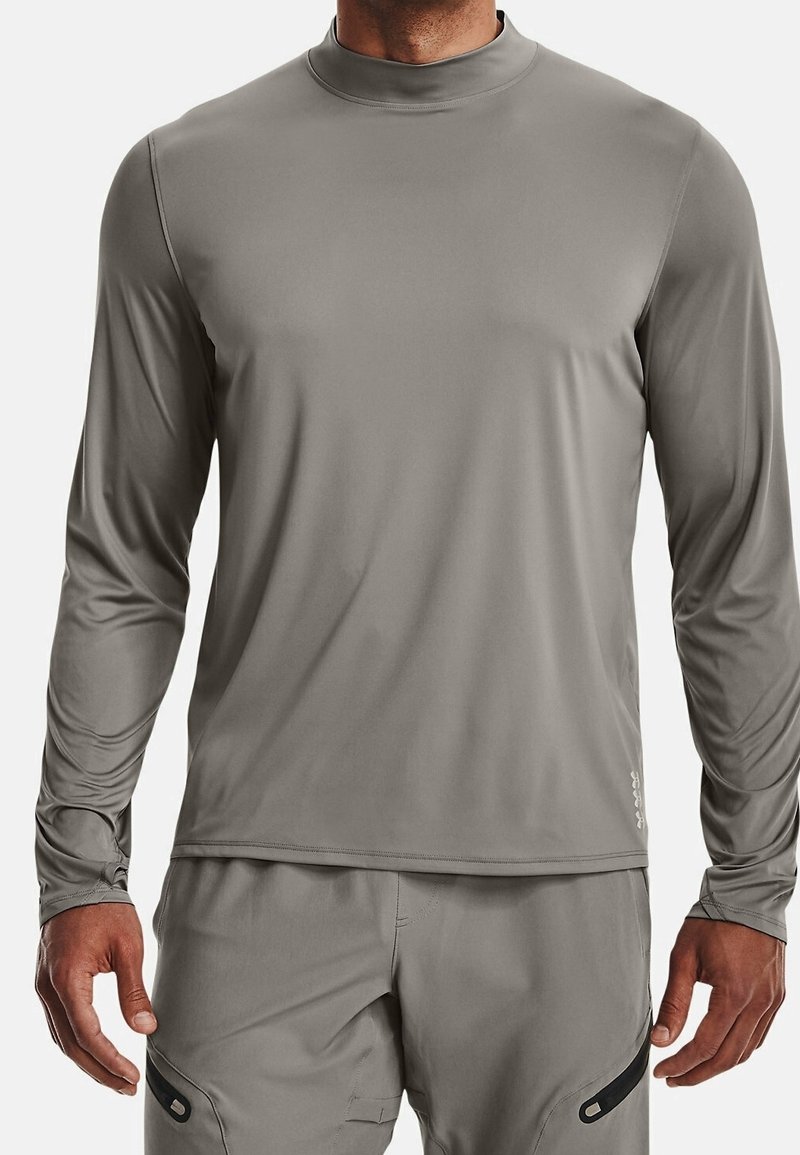 Langärmliges Shirt mit hohem Kragen in Mittelgrau. Hergestellt aus glattem, dehnbarem Stoff mit flachen Nähten. Verfügt über ein dezentes Logo nahe dem Saum.