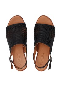 Zwarte geweven sandalen met een bruine binnenzool, open teen en verstelbare strap, met een gestructureerde bovenkant en een gladde leren voering.