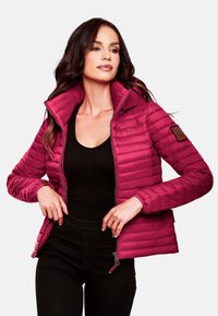 Pielīdzīga, quilted jakas dziļi magentā krāsā, ar augstu apkakli, rāvējslēdzēja priekšpusi un logotipa uzlīmi kreisajā piedurknē. Tekstūrēta auduma.