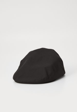 Cappello piatto nero realizzato in tessuto morbido. Forma arrotondata con una parte superiore leggermente sollevata. Design semplice, senza motivi o dettagli visibili.