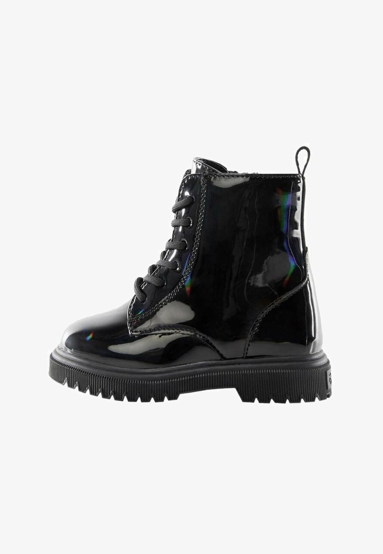 Botte de combat montante en cuir verni noir brillant avec semelle épaisse à crampons et languette à l'arrière.