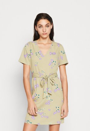 Pieces PCLILIANA V NECK SHORT DRESS - Φόρεμα ημέρας - light green