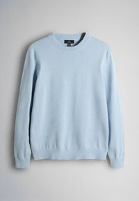 Pull bleu clair en tissu tricoté, avec un col rond, des manches longues, des poignets et un ourlet côtelés, offrant une texture lisse.