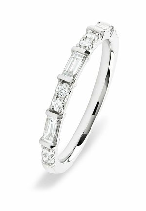 Ring aus Weißgold, der abwechselnd rechteckige und runde Diamanten in einem polierten Band präsentiert und ein schlankes, modernes Design zur Schau stellt.