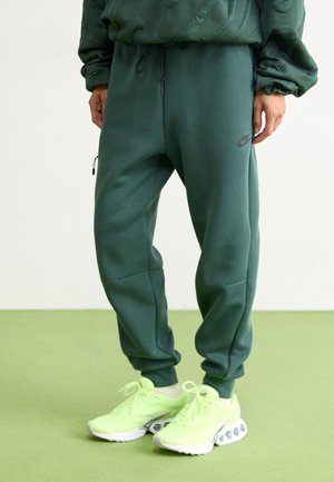 SPORTSWEAR TECH FLEECE - Verryttelyhousut - vintage green/black