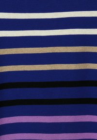 Tessuto in maglia con strisce orizzontali nei colori blu navy, bianco, beige, nero e viola. La texture sembra tessuta con larghezze delle strisce variabili.