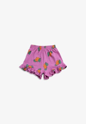 Shorts à taille élastique violette avec des imprimés de fruits orange et de feuilles vertes, présentant des ourlets à volants sur chaque jambe.