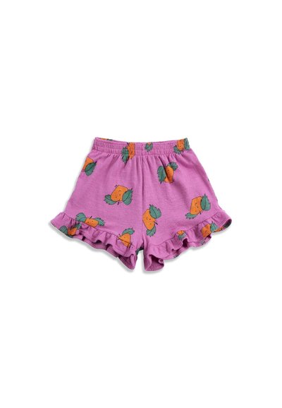 Shorts à taille élastique violette avec des imprimés de fruits orange et de feuilles vertes, présentant des ourlets à volants sur chaque jambe.