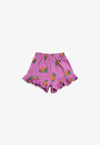 Shorts à taille élastique violette avec des imprimés de fruits orange et de feuilles vertes, présentant des ourlets à volants sur chaque jambe.