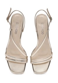 Sandales à talons hauts en métal doré avec un bout carré, dotées de brides croisées et d'une fermeture à la cheville, texture lisse sur la semelle intérieure.