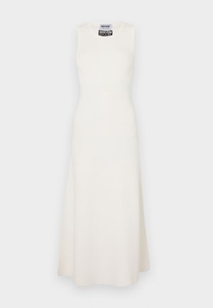 Haljina bez rukava do koljena od bijele rebraste tkanine. Pristajuci korpus s lepršavom suknjom, s oznakom branda na unutrašnjem izrezu.