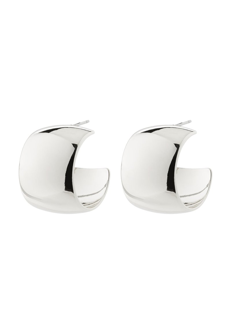 Orecchini a cerchio in argento con una forma curva e organica. Texture liscia e riflettente con una finitura lucida. Design leggero, adatto per l'uso quotidiano.