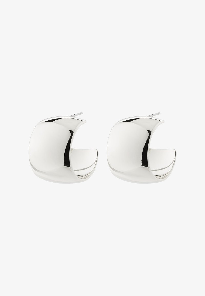 Paire de boucles d'oreilles créoles en argent poli en forme de croissant avec fermoir à tige sur fond blanc.
