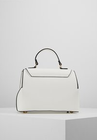 Valkoinen nahkalaukku mustilla yksityiskohdilla, rakenteellinen muotoilu, yläkahva ja metalliosat. Ominaisuuksiin kuuluu suorakulmainen muoto, jossa on pyöristetyt reunat.