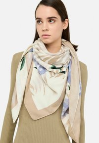 Sciarpa floreale beige con dettagli in azzurro chiaro e verde, realizzata in materiale morbido, con un design triangolare e una trama liscia.
