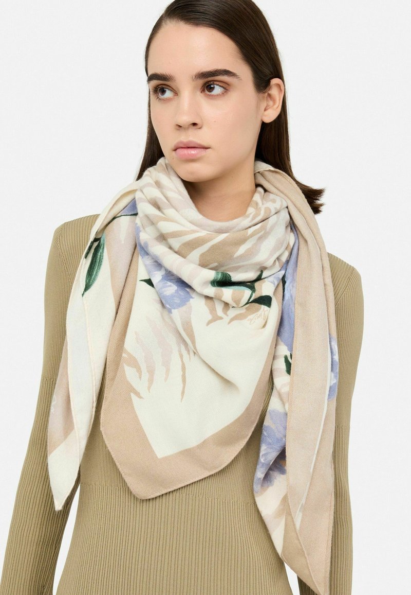 Sciarpa floreale beige con dettagli in azzurro chiaro e verde, realizzata in materiale morbido, con un design triangolare e una trama liscia.