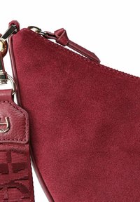Borsa in camoscio bordeaux con accessori dorati, chiusura con cerniera e tracolla coordinata in tessuto con dettagli in pelle cucita.