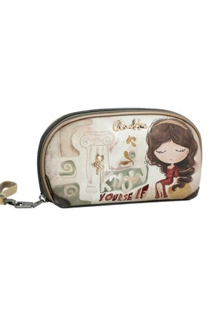 Bolsa beige con cremallera con una ilustración de una niña con un vestido rojo, remolinos decorativos y el texto "Anekke Know Yourself" en el frente.