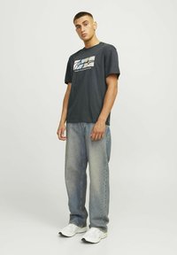 Jack & Jones RUNDHALS - Camiseta estampada - forest river