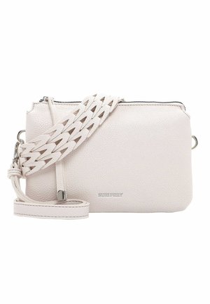 Pequeño bolso bandolera de cuero blanco con acabado texturizado, cremallera plateada y detalle de correa ancha tejida, con la marca "Suri Frey" en el frente.
