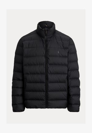 Veste rembourrée noire avec un col haut, dotée d'une fermeture éclair à l'avant et d'un design de matelassage horizontal. Logo subtil sur la poitrine gauche.