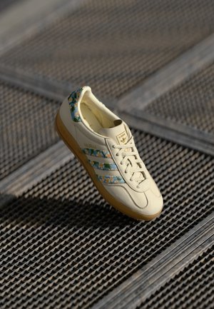 GAZELLE INDOOR X LIBERTY LONDON - Baskets basses - cream white/gold metallic/tactile blue