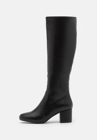 Bottes noires en cuir à tige haute jusqu'au genou, avec une texture lisse, un bout arrondi et un talon bloc. Dotées d'une couture latérale pour un enfilage facile.