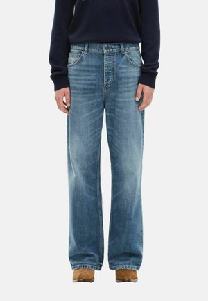 Jeans de pierna ancha en azul claro de mezclilla deslavada, que presentan un clásico diseño de cinco bolsillos y un cierre estándar de botón y cremallera.