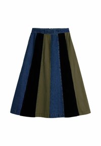Ein knielanger Rock mit vertikalen Paneelen aus dunkelblauem Denim, olivgrünem Stoff, schwarzem Cord und strukturiertem khakifarbenem Material.