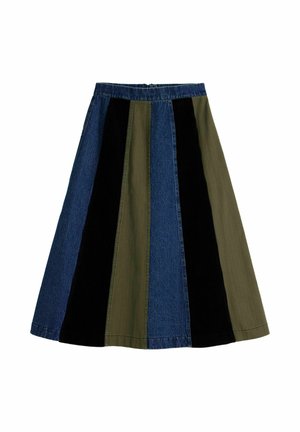 Ein knielanger Rock mit vertikalen Paneelen aus dunkelblauem Denim, olivgrünem Stoff, schwarzem Cord und strukturiertem khakifarbenem Material.
