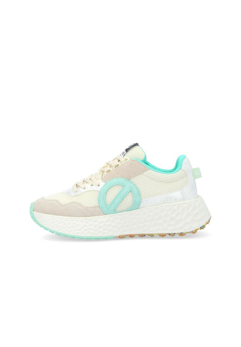 Baskets beiges et vert menthe avec un matériau en maille et en suede, bout rond, semelle intermédiaire texturée, détail de logo audacieux et semelle extérieure en caoutchouc multicolore.