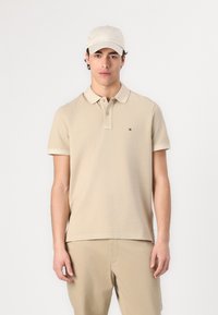 Tommy Hilfiger REGULAR FIT - Polo shirt - sandalwood