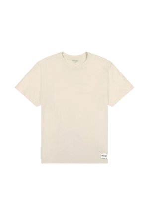 Enkelt beige T-shirt med korte ærmer og rund hals med et lille Wrangler-mærke nær bundkanten på frontens højre side.