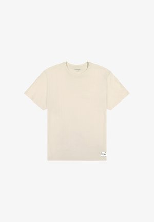 Enkelt beige T-shirt med korte ærmer og rund hals med et lille Wrangler-mærke nær bundkanten på frontens højre side.