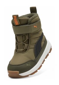 Bota de exterior verde oliva con acentos negros, correa de velcro y tela texturizada. Presenta un cuello acolchado y una suela de goma duradera.